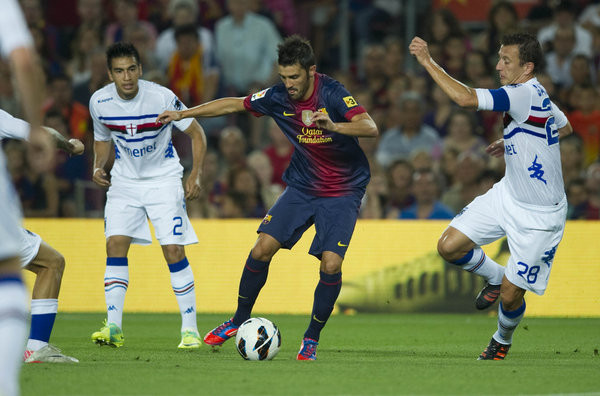 David Villa tả xung hữu đột. David Villa tả xung hữu đột.