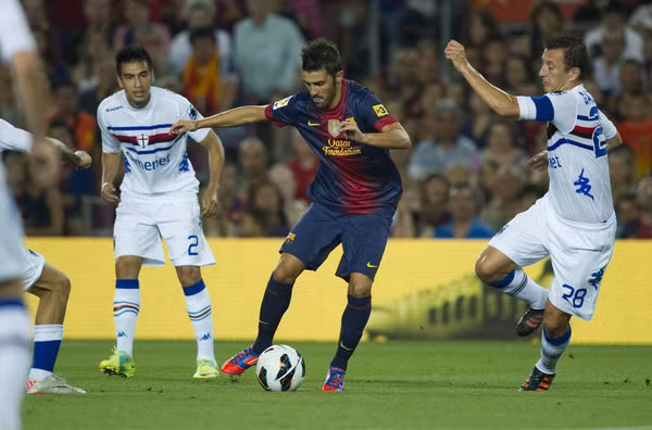 David Villa tả xung hữu đột.