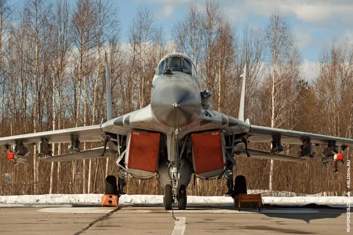 MiG-29SMT số hiệu 05 tại sân bay
