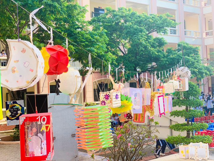 Hình ảnh những chiếc đèn Trung thu mang tâm hồn toán học của học sinh Trường Trung học phổ thông Vũng Tàu. Hình ảnh những chiếc đèn Trung thu mang tâm hồn toán học của học sinh Trường Trung học phổ thông Vũng Tàu.