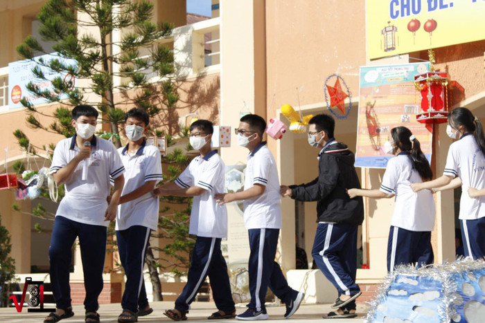 Học sinh Trường Trung học phổ thông Vũng Tàu được trải nghiệm các trò chơi dân gian trong ngoại khóa môn Toán. Học sinh Trường Trung học phổ thông Vũng Tàu được trải nghiệm các trò chơi dân gian trong ngoại khóa môn Toán.