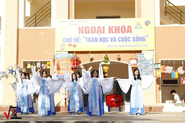 Học sinh trường Trung học phổ thông Vũng Tàu biểu diễn văn nghệ mừng Trung thu. Học sinh trường Trung học phổ thông Vũng Tàu biểu diễn văn nghệ mừng Trung thu.