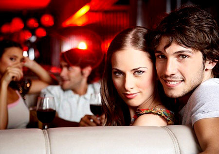 Nhiều chàng thiếu gia tỉnh lẻ cảm thấy đặc quyền của mình là thưởng thức gái xinh trên đời... (Ảnh minh họa)