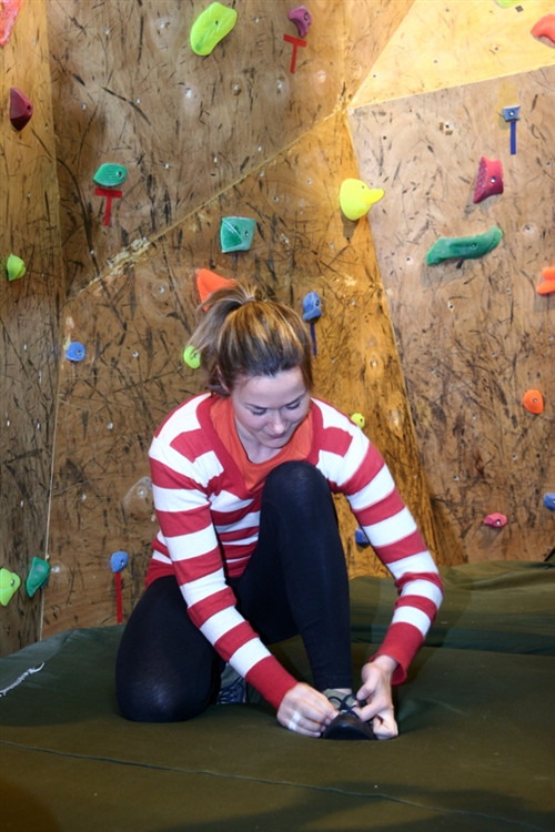 "Núi" được thiết kế bằng những tấm gỗ lớn vừa dựng đứng, vừa gồ ghề, phức tạp, trên trần dùng nhiều chỗ hở để tận dụng nguồn ánh sáng trời gợi cho người chơi cảm giác như thật. Chỗ thấp nhất cao trên 3 mét, cao nhất đến 8 mét. "Núi" được thiết kế bằng những tấm gỗ lớn vừa dựng đứng, vừa gồ ghề, phức tạp, trên trần dùng nhiều chỗ hở để tận dụng nguồn ánh sáng trời gợi cho người chơi cảm giác như thật. Chỗ thấp nhất cao trên 3 mét, cao nhất đến 8 mét.