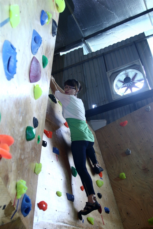 Các bạn nữ cũng tham gia cuộc thi . Các bạn nữ cũng tham gia cuộc thi .