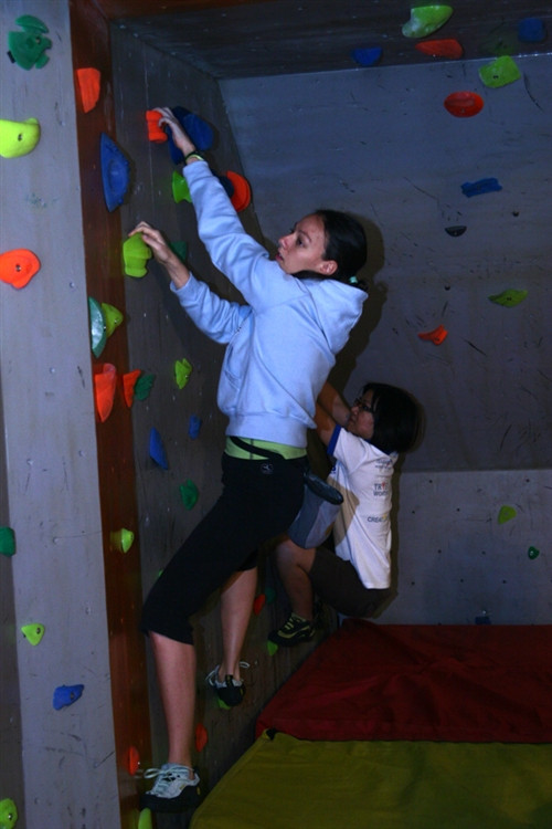 Vách leo của núi được thiết kế mô phỏng theo các loại địa hình núi đá thiên nhiên. Trên đó được gắn hàng nghìn mấu đá với những màu sắc và hình thù khác nhau, cả to lẫn nhỏ. Dưới sàn là các tấm đệm mút dày hơn 40cm, đảm bảo không bị chấn thương trong trường hợp ngã xuống. Vách leo của núi được thiết kế mô phỏng theo các loại địa hình núi đá thiên nhiên. Trên đó được gắn hàng nghìn mấu đá với những màu sắc và hình thù khác nhau, cả to lẫn nhỏ. Dưới sàn là các tấm đệm mút dày hơn 40cm, đảm bảo không bị chấn thương trong trường hợp ngã xuống.