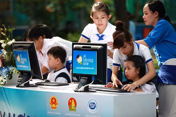 Các anh chị phụ trách đội hỗ trợ các bé tham gia cuộc thi .