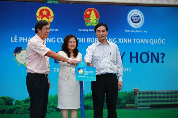 Ông Trần Quốc Huân - Phó Tổng Giám đốc Công ty FrieslandCampina Việt Nam, bà Nguyễn Thị Hà - Bí thư Ban Chấp hành Trung ương Đoàn, Chủ tịch Hội đồng Đội Trung ương, và ông Ngũ Duy Anh, Vụ trưởng Vụ Công tác Học sinh - Sinh viên, Bộ Giáo dục và Đào tạo bấm nút khởi động cuộc thi. Ông Trần Quốc Huân - Phó Tổng Giám đốc Công ty FrieslandCampina Việt Nam, bà Nguyễn Thị Hà - Bí thư Ban Chấp hành Trung ương Đoàn, Chủ tịch Hội đồng Đội Trung ương, và ông Ngũ Duy Anh, Vụ trưởng Vụ Công tác Học sinh - Sinh viên, Bộ Giáo dục và Đào tạo bấm nút khởi động cuộc thi.