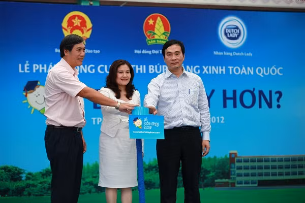 Ông Trần Quốc Huân - Phó Tổng Giám đốc Công ty FrieslandCampina Việt Nam, bà Nguyễn Thị Hà - Bí thư Ban Chấp hành Trung ương Đoàn, Chủ tịch Hội đồng Đội Trung ương, và ông Ngũ Duy Anh, Vụ trưởng Vụ Công tác Học sinh - Sinh viên, Bộ Giáo dục và Đào tạo bấm nút khởi động cuộc thi.