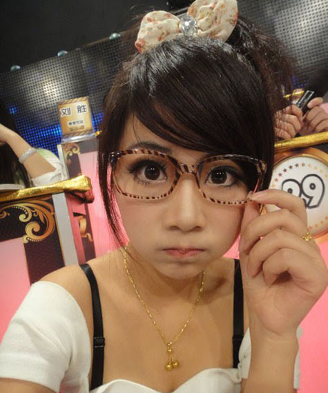 Nữ thạc sĩ này sở hữu một ngoại hình lý tưởng, cao 1,68 m có đôi mắt to tròn, nước da trắng hồng mịn màng. Vẻ đẹp xuân thì của Á khôi Hoàng Anh Thư Dàn hot girl "đình đám" hội tụ Imiss Thăng Long 2012 Hotgirl Mai Chi - Nữ sinh Việt duyên dáng trên đất Nga