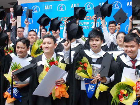 Niềm vui trong lễ tốt nghiệp của SV Trường ĐH Tự nhiên TPHCM. Để có niềm vui ấy, họ đã cố gắng học tập trong những năm ngồi trên ghế giảng đường. (Ảnh: Tấn Thạnh)