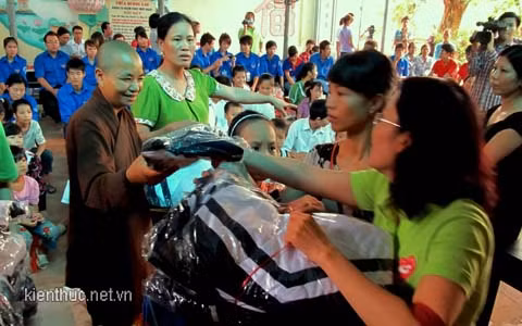 Lớp học tình thương trong buổi khai giảng. Lớp học tình thương trong buổi khai giảng.