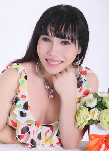 Thầy Hiệp đã có công rất lớn trong việc đào tạo và dìu dắt nhiều thế hệ học sinh Bình Phước, giúp cho các bạn học sinh nghèo có cơ hội được đến trường và theo đuổi ước mơ của mình. Chính vì thế, khi thầy Hiệp chuyển giới thành cô Trâm cũng không khiến các học sinh bất ngờ. Thậm chí, các bạn còn ủng hộ và kính trọng người cô, người thầy đáng mến của mình. Vẻ đẹp xuân thì của Á khôi Hoàng Anh Thư Dàn hot girl "đình đám" hội tụ Imiss Thăng Long 2012 Hotgirl Mai Chi - Nữ sinh Việt duyên dáng trên đất Nga