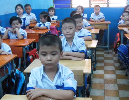 Trong khi bạn bè dễ dàng thích nghi với trường lớp thì vẫn có những trẻ bị “lệch pha” rõ do thiếu hụt các kỹ năng từ trường mầm non. (Ảnh có tính chất minh họa)