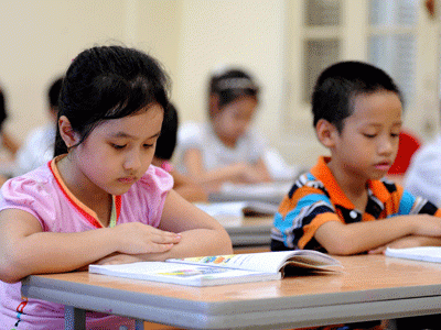 Với trẻ mới vào lớp 1, tiếp thu kiến thức mới là một trong những thử thách rất lớn đối với các em. Ảnh minh họa Với trẻ mới vào lớp 1, tiếp thu kiến thức mới là một trong những thử thách rất lớn đối với các em. Ảnh minh họa