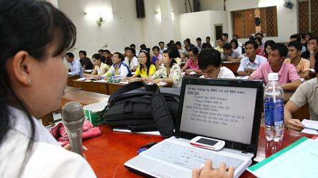 Một giờ học của lớp vừa học vừa làm (tại chức) ngành quản trị kinh doanh - Ảnh: Như Hùng. Một giờ học của lớp vừa học vừa làm (tại chức) ngành quản trị kinh doanh - Ảnh: Như Hùng.