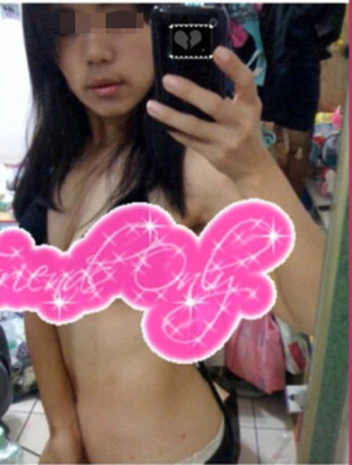 Được biết cô giáo này tên thật là Kelly, hiện đang là giáo viên tiếng Anh tại Trường tiểu học Đài Kiều (Đài Bắc). Trong những bức ảnh được đăng tải, cô giáo Kelly lúc thì mặc bikini, lúc thì mặc những bộ đồ ngủ vô cùng sexy, kèm theo đó là những lời ghi chú chọc tức người xem khi tự nhận mình là gái ngoan, con nhà lành nhưng lại có một body hấp dẫn và khêu gợi. Nhiều bậc phụ huynh lo lắng rằng con cái của mình sẽ bị ảnh hưởng và thống nhất kiến nghị rằng Kelly phải bị phạt thật nặng và không được làm giáo viên nữa. Vẻ đẹp xuân thì của Á khôi Hoàng Anh Thư Dàn hot girl "đình đám" hội tụ Imiss Thăng Long 2012 Hotgirl Mai Chi - Nữ sinh Việt duyên dáng trên đất Nga