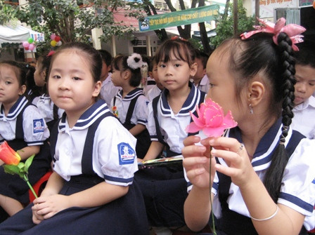 Trẻ lớp 1 ngày càng dạn dĩ trong ngày đầu đến trường. Trẻ lớp 1 ngày càng dạn dĩ trong ngày đầu đến trường.