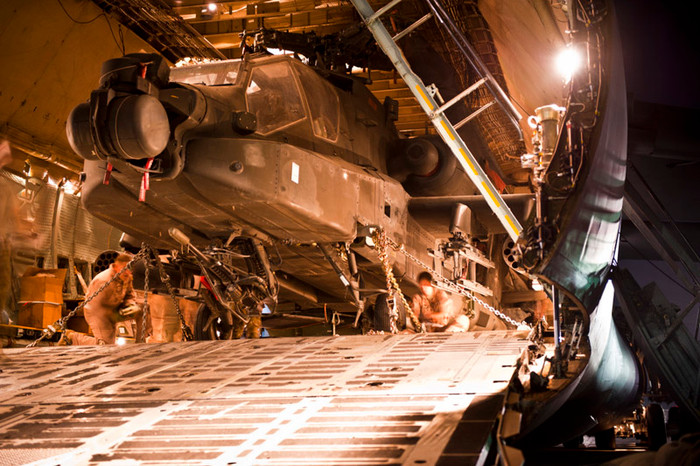 Các trực thăng AH-64 Apache thuộc Lữ đoàn 82 đóng tại Afghanistan đã được chuyển lên vận tải cơ C-5B Galaxy của Không quân Mỹ để đưa về nước tại sân bay Bagram của Afghanistan tối 31/8.