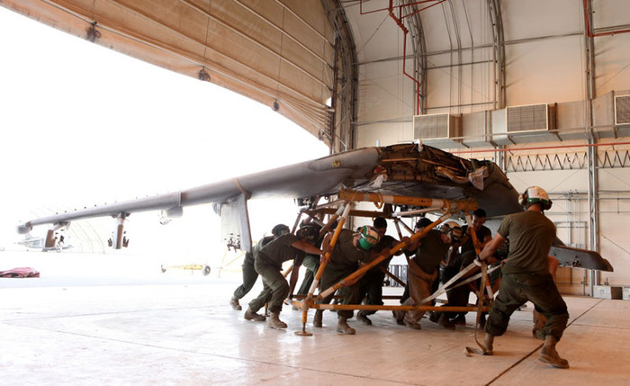 Tỉnh Helmand, Afghanistan (1/9): Thay thế cánh cho chiến đấu cơ AV-8B Harrier thuộc Phi đội 211, Thủy quân Lục chiến Hoa Kỳ.