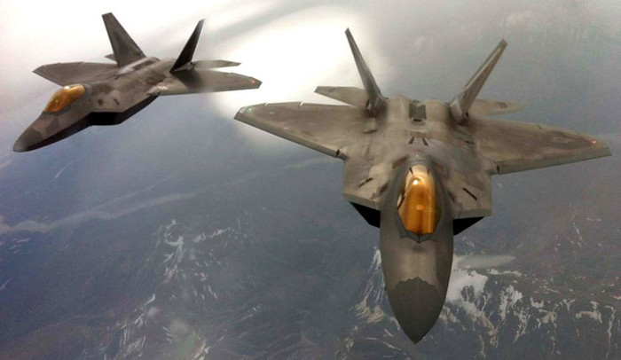 Hai máy bay F-22 chuẩn bị tiếp nhiên liệu từ máy bay chở dầu KC-135 Stratotanker tại căn cứ Không quân Elmendorf.