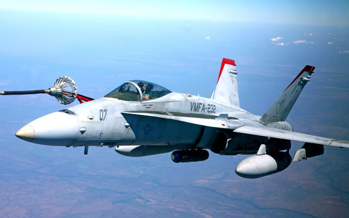 Các máy bay F/A-18 thuộc phi đội máy bay chiến đấu 232 chuẩn bị tiếp nhiên liệu từ máy bay chở dầu KC-130J.