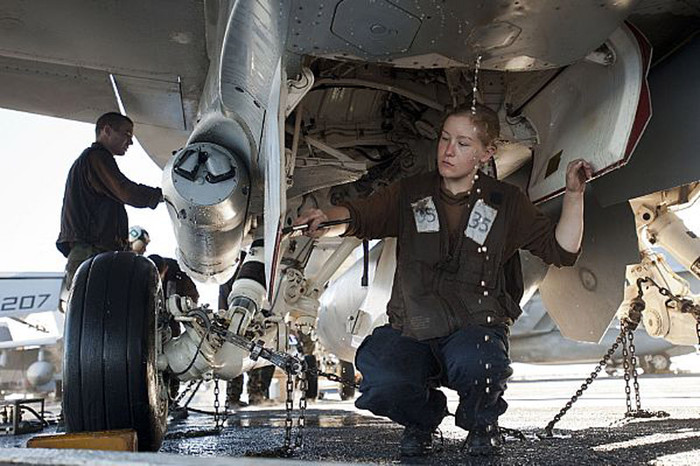 Thái Bình Dương (2/9): Bảo trì máy bay F/A-18E Super Hornet thuộc Phi đội máy bay chiến đấu 15 trên tàu tàu sân bay USS George Washington (CVN 73).