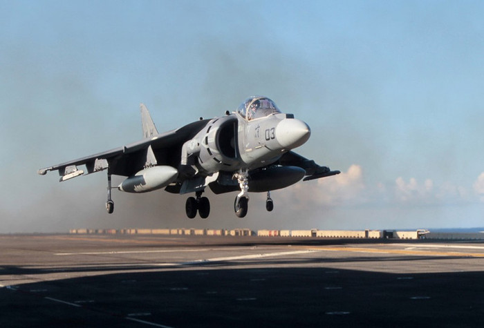 Máy bay AV-8B Harrier thuộc Phi đội máy bay tấn công 542, đơn vị quân viễn chinh 31 hạ cánh trên tàu sân bay USS Bonhomme Richard.