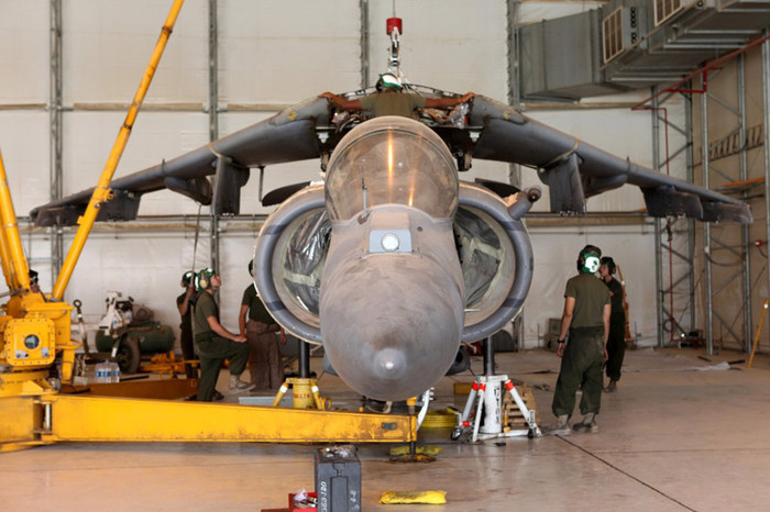 Tỉnh Helmand, Afghanistan (1/9): Thay thế cánh cho chiến đấu cơ AV-8B Harrier thuộc Phi đội 211, Thủy quân Lục chiến Hoa Kỳ.