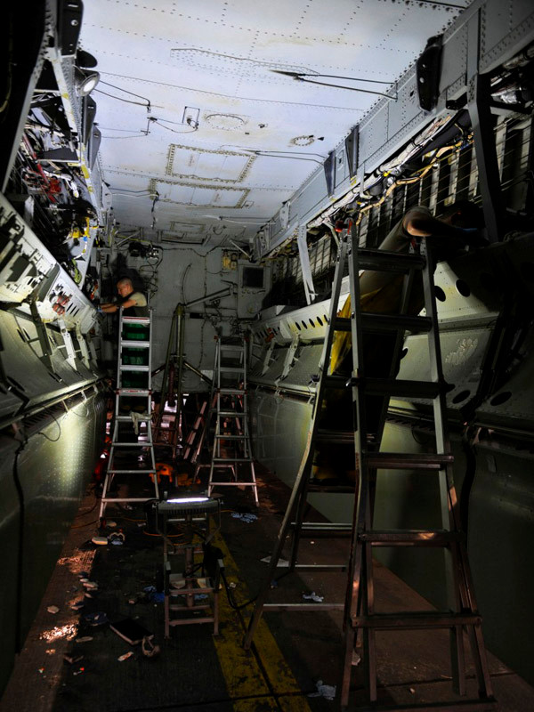 Bảo trì oanh tạc cơ B-52H Stratofortress tại nhà chứa máy bay ở căn cứ không quân Barksdale.