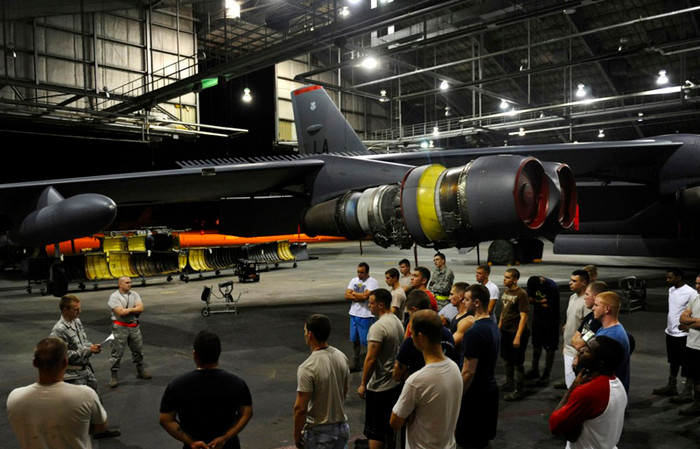 Bảo trì oanh tạc cơ B-52H Stratofortress tại nhà chứa máy bay ở căn cứ không quân Barksdale.