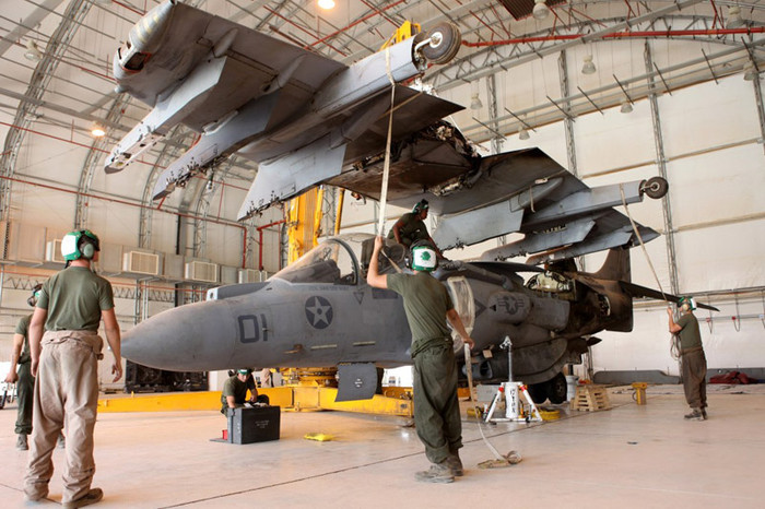 Tỉnh Helmand, Afghanistan (1/9): Thay thế cánh cho chiến đấu cơ AV-8B Harrier thuộc Phi đội 211, Thủy quân Lục chiến Hoa Kỳ.