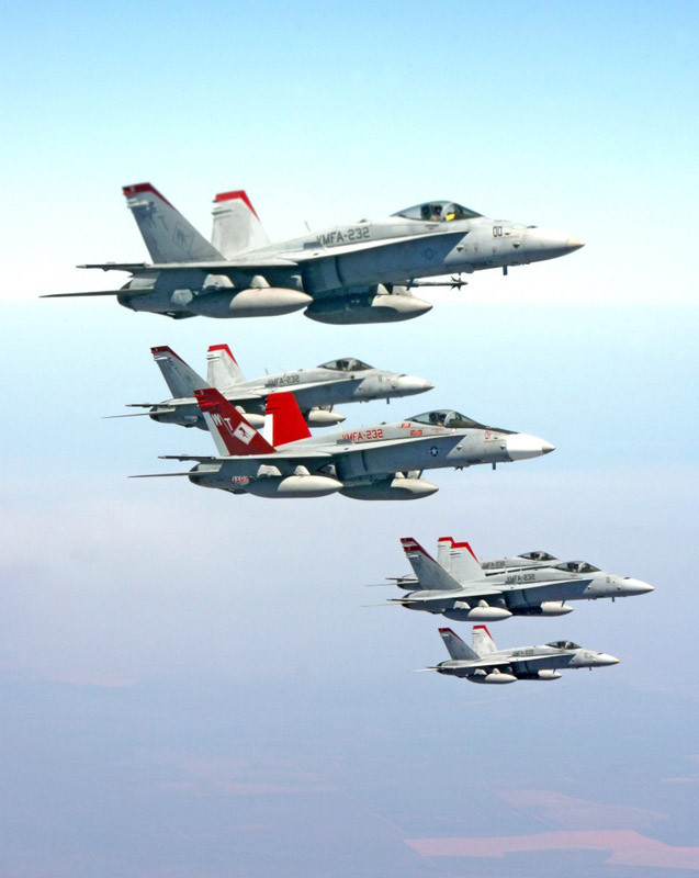 Các máy bay F/A-18 thuộc phi đội máy bay chiến đấu 232 chuẩn bị tiếp nhiên liệu từ máy bay chở dầu KC-130J.