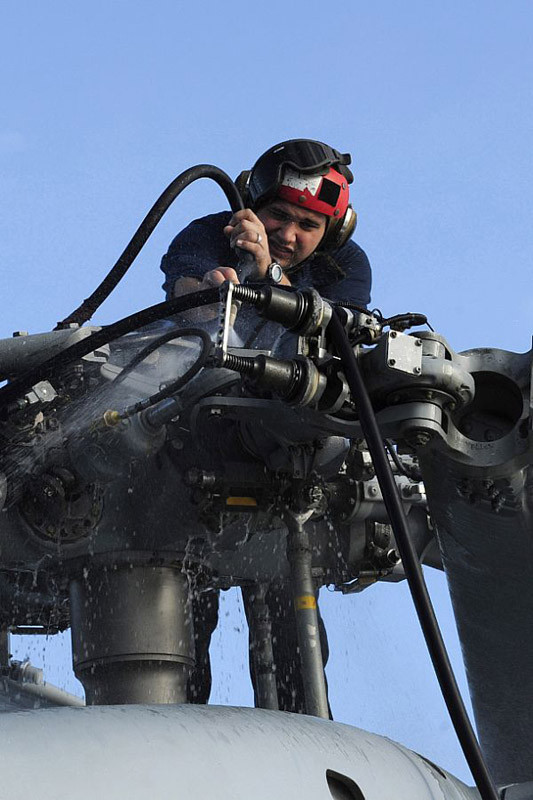 Biển Bắc (5/9): Rửa máy bay trực thăng SH-60B Sea Hawk trên tàu khu trục tên lửa dẫn đường USS Farragut (DDG 99).