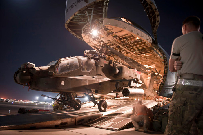 Các trực thăng AH-64 Apache thuộc Lữ đoàn 82 đóng tại Afghanistan đã được chuyển lên vận tải cơ C-5B Galaxy của Không quân Mỹ để đưa về nước tại sân bay Bagram của Afghanistan tối 31/8.