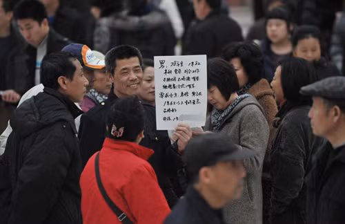 Nhọc nhằn những bậc phụ huynh tìm 'tình' cho con