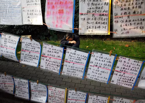 Nhọc nhằn những bậc phụ huynh tìm 'tình' cho con