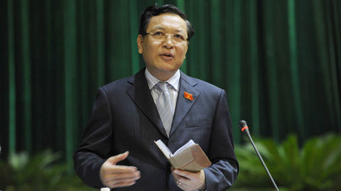 Bổ trưởng Phạm Vũ Luận đang trả lời chất vấn của Quốc hội Bổ trưởng Phạm Vũ Luận đang trả lời chất vấn của Quốc hội