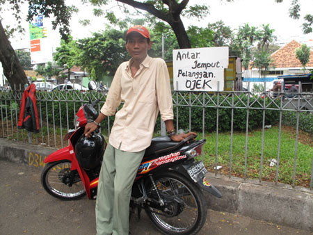 Anh ojek (xe ôm) Putra. Tốt nghiệp đại học Harvard để làm xe ôm