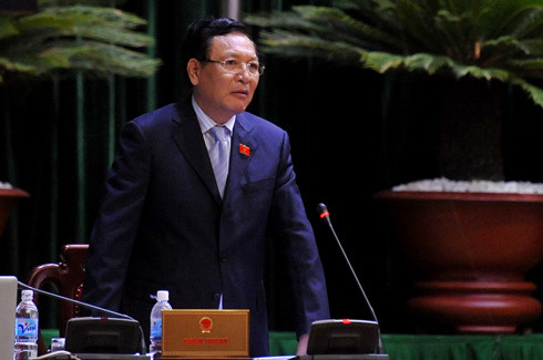 Bộ trưởng Phạm Vũ Luận "mệt" với "núi" câu hỏi của các đại biểu. Ảnh: VNE Bộ trưởng Phạm Vũ Luận "mệt" với "núi" câu hỏi của các đại biểu. Ảnh: VNE