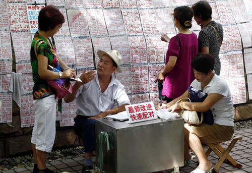 Nhọc nhằn những bậc phụ huynh tìm 'tình' cho con