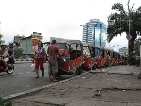 Sự xuất hiện của xe bajar đã tháo gỡ phần nào cho tình hình giao thông Jakarta. Tốt nghiệp đại học Harvard để làm xe ôm