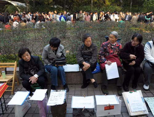 Nhọc nhằn những bậc phụ huynh tìm 'tình' cho con