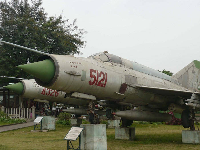 Máy bay tiêm kích MiG-21 F96 của đoàn 921 anh hùng, đơn vị đã bắn rơi 137 máy bay Mỹ, được nhiều phi công sử dụng, hạ nhiều máy bay của Không quân và Hải quân Mỹ Máy bay tiêm kích MiG-21 F96 của đoàn 921 anh hùng, đơn vị đã bắn rơi 137 máy bay Mỹ, được nhiều phi công sử dụng, hạ nhiều máy bay của Không quân và Hải quân Mỹ