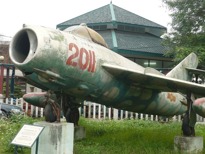 Máy bay tiêm kích MiG-17 số hiệu 2011, do Trung úy Ngô Đức Mai điều khiển đã hạ gục Đại tá Norman Cagadixơ – chuyên gia chống MiG của Không quân Mỹ Máy bay tiêm kích MiG-17 số hiệu 2011, do Trung úy Ngô Đức Mai điều khiển đã hạ gục Đại tá Norman Cagadixơ – chuyên gia chống MiG của Không quân Mỹ