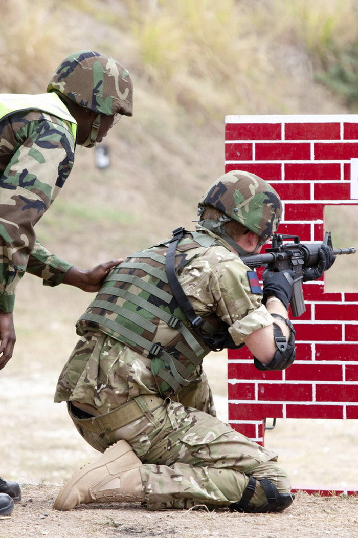 Trước khi bước vào loạt bắn, Harry đội mũ sắt, mặc bộ đồ lính và đeo kính bảo vệ. Đầu gối và khuỷu tay của hoàng tử nước Anh cũng được bọc bảo vệ kỹ càng. Harry cẩn thận quỳ phía sau những tấm gỗ được làm giả như một bức tường và nhắm bắn qua một lỗ thủng. Trước khi bước vào loạt bắn, Harry đội mũ sắt, mặc bộ đồ lính và đeo kính bảo vệ. Đầu gối và khuỷu tay của hoàng tử nước Anh cũng được bọc bảo vệ kỹ càng. Harry cẩn thận quỳ phía sau những tấm gỗ được làm giả như một bức tường và nhắm bắn qua một lỗ thủng.