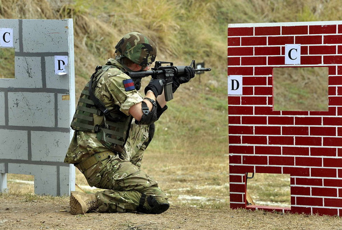 Đại úy Harry, người được mệnh danh là xạ thủ giỏi nhất trong nhóm huấn luyện trực thăng Apache hồi tháng trước, ghi được 39/40 điểm khi nhắm bắn vào một mục tiêu ở cách xa 30 m với khẩu súng trường M4, Telegraph cho hay. Đại úy Harry, người được mệnh danh là xạ thủ giỏi nhất trong nhóm huấn luyện trực thăng Apache hồi tháng trước, ghi được 39/40 điểm khi nhắm bắn vào một mục tiêu ở cách xa 30 m với khẩu súng trường M4, Telegraph cho hay.