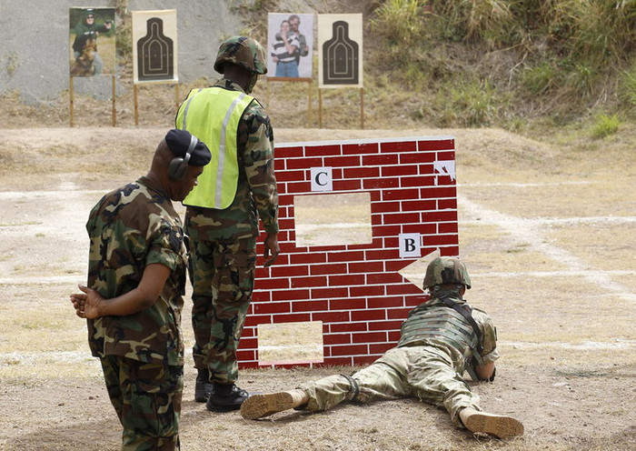 Sau khi hoàn thành loạt bắn, hoàng tử 27 tuổi tới trước một nhóm phóng viên và nói: "Có ai muốn mang máy ảnh tới đứng ở vị trí bia ngắm bắn không?" Sau khi hoàn thành loạt bắn, hoàng tử 27 tuổi tới trước một nhóm phóng viên và nói: "Có ai muốn mang máy ảnh tới đứng ở vị trí bia ngắm bắn không?"