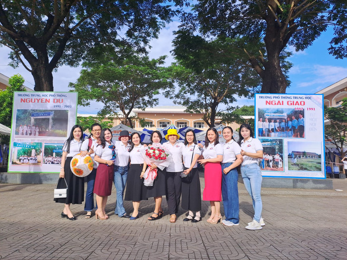 Cô giáo Dương Thị Thanh Huyền (thứ ba từ bên trái sang), Phó Hiệu trưởng trường Trung học phổ thông Nguyễn Du. Cô giáo Dương Thị Thanh Huyền (thứ ba từ bên trái sang), Phó Hiệu trưởng trường Trung học phổ thông Nguyễn Du.