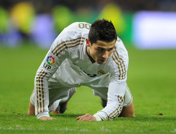 Nỗi đau ở trận "Siêu kinh điển" khi để thua Barcelona. Nỗi đau ở trận "Siêu kinh điển" khi để thua Barcelona.